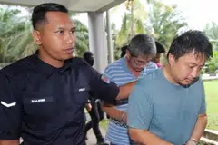 Dua daripada lima tertuduh – warga Singapura Tan Eng Yong (hadapan) dan warga Malaysia Lau Kam Wai – dibawa ke Mahkamah Sesyen Kota Tinggi pada 26 September untuk pendakwaan mencemar sungai di Johor yang menyebabkan kemudaratan terhadap pemeliharaan perkhidmatan air.