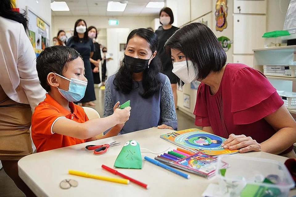 LIHAT PERKEMBANGAN ANAK: Semasa lawatan beliau ke pusat My First Skool di Blok 406 Woodlands semalam, Cik Sun Xueling (kanan) sempat bertemu Cik Sa'adah Mohd Razif dan anaknya, Muhd Fahmi Muhd Faizal untuk melihat perkembangan kanak-kanak itu sejak beliau disertakan dalam Program Sokongan Inklusif atau InSP. - Foto BH oleh JASON QUAH
