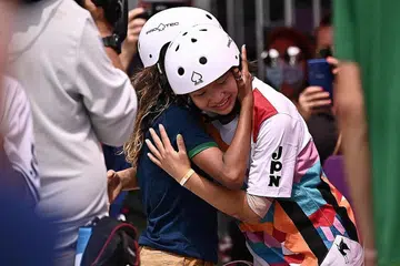 Tahniah dua remaja!: Momiji Nishiya (kanan) dan Rayssa Leal (kiri). - Foto AFP