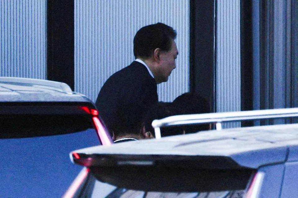 Presiden Korea Selatan yang dipecat, Encik Yoon Suk Yeol, tiba di Pejabat Siasatan Rasuah untuk Pegawai Peringkat Tinggi (CIO) di Gwacheon, Korea Selatan, pada 15 Januari.
