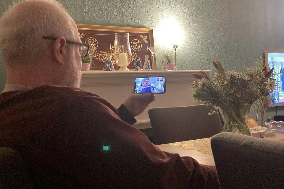 Encik Chris Van Dompselaar, seorang muallaf menunggu kepulangan isteri ke pangkuannya untuk menyambut Hari Raya.