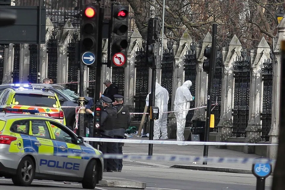 Pasukan penyiasatan sedang mengumpul bahan bukti.