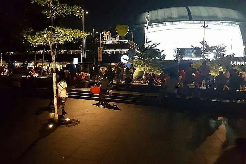 Ramai pengunjung di luar Stadium Negara semasa sambutan Hari Kebangsaan pada 9 Ogos membawa beg sampah sendiri, kata para sukarelawan. 