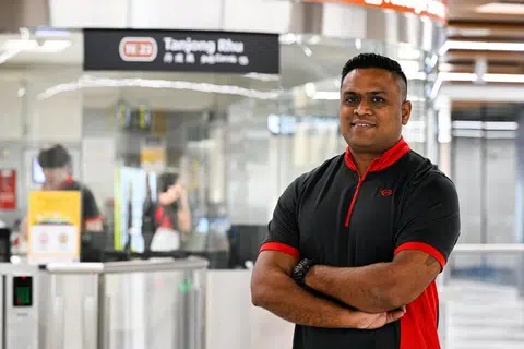 Pengurus Operasi Perkhidmatan SMRT, Encik Muhammad Nazeer Hamzah bersama pasukan Laluan Thomson-East Coast (TEL), bersedia menyediakan khidmat kepada penumpang.