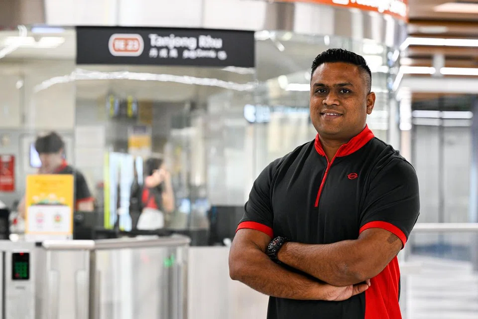 Pengurus Operasi Perkhidmatan SMRT, Encik Muhammad Nazeer Hamzah bersama pasukan Laluan Thomson-East Coast (TEL), bersedia menyediakan khidmat kepada penumpang.