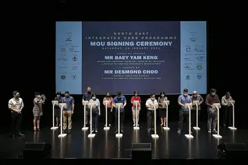PENGEMBANGAN KERJASAMA: CDC North East menandatangani Memorandum Persefahaman (MOU) bersama rakan kerja untuk menyepadukan sumber masyarakat di Our Tampines Hub semalam. Majlis tersebut disaksikan mayor CDC tersebut, Encik Desmond Choo, bersama empat pengetua sekolah rendah yang terlibat sama.