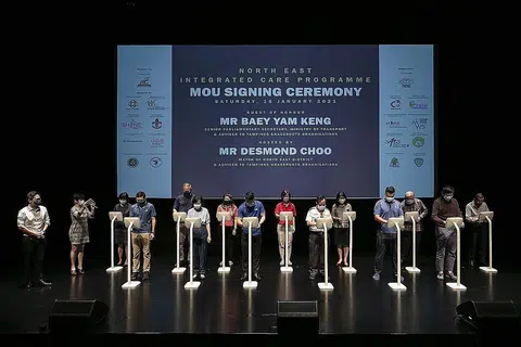 PENGEMBANGAN KERJASAMA: CDC North East menandatangani Memorandum Persefahaman (MOU) bersama rakan kerja untuk menyepadukan sumber masyarakat di Our Tampines Hub semalam. Majlis tersebut disaksikan mayor CDC tersebut, Encik Desmond Choo, bersama empat pengetua sekolah rendah yang terlibat sama.