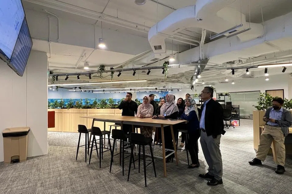 LAWATAN BH: Sekumpulan kakitangan Mendaki yang diketuai Ketua Pegawai Eksekutif, Cik Zuraidah Abdullah (dua dari kiri), melawat Berita Harian (BH), yang diketuai Editor BH/BM, Encik Nazry Mokhtar (kedua dari kanan), dalam usaha meneroka hala tuju baru dan menjalin rangkaian dengan pasukan media pada Rabu.