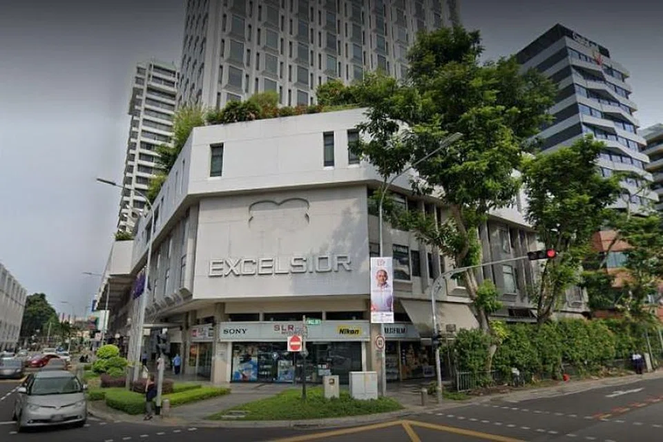 SATU LAGI KES DIKESAN: Seorang wanita Singapura berusia 31 tahun yang mengunjungi kedai kamera SLR Revolution di Pusat Beli-Belah Excelsior di Coleman Street dikenal pasti positif Covid-19. Sebelum ini, seorang pekerja berusia 61 tahun yang berkemungkinan berurusan dengan wanita ini dikesan dengan Covid-19. - Foto LAYAR GOOGLEMAPS