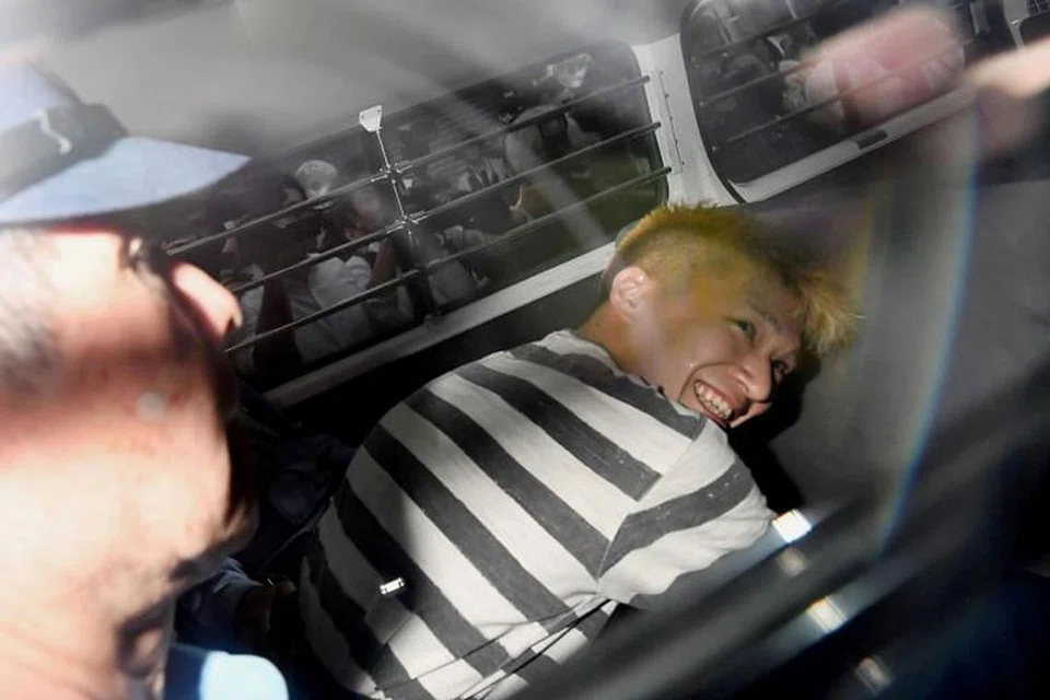 DIHUKUM MATI: Dalam gambar yang diambil pada 26 Julai 2016 ini, Satoshi Uematsu, yang disyaki terlibat dalam serangan di sebuah kemudahan bagi orang kurang upaya, dilihat dalam kereta polis untuk dibawa ke pendakwa raya.