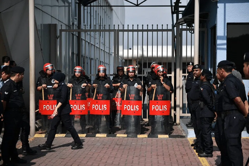 DIKAWAL: Polis mengawal Lapangan Terbang Subang sementara sekumpulan wartawan dan orang ramai juga berhimpun di sana pagi tadi selepas kenyataan bahawa Datuk Seri Najib dan isterinya akan meninggalkan Malaysia tersebar luas di media sosial.