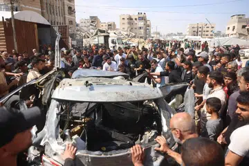 Rakyat Palestin berkumpul sambil memeriksa sisa sebuah kenderaan yang musnah dalam serangan Israel di Khan Yunis, selatan Gaza, pada 10 Mei 2026.