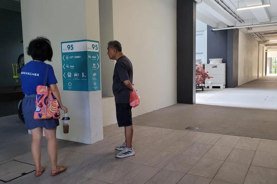 Petanda yang menggunakan warna berbeza membantu warga emas menjelajah dan mencari blok serta kemudahan di estet SkyParc Dawson. 