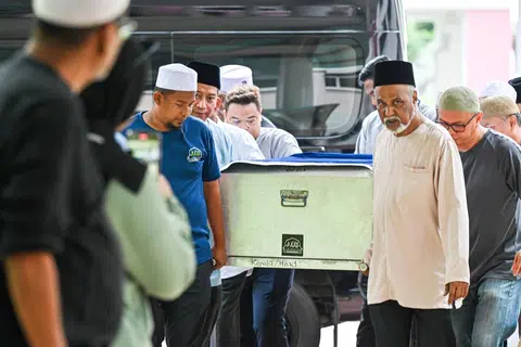 Jenazah Allahyarhamha Afifah Munirah Muhammad Azril tiba di kediamannya di Pasir Ris Street 71 selepas terlibat dalam satu kemalangan melibatkan enam kenderaan di Tampines pada 22 April.