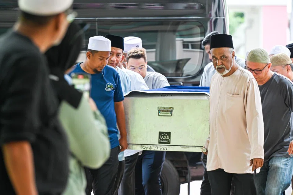 Jenazah Allahyarhamha Afifah Munirah Muhammad Azril tiba di kediamannya di Pasir Ris Street 71 selepas terlibat dalam satu kemalangan melibatkan enam kenderaan di Tampines pada 22 April.