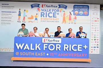 WALK FOR RICE+: (Dari kiri) Kumpulan Pengarah Persatuan Rakyat Encik Kia Siang Wei; Penasihat GRO Mountbatten, Encik Lim Biow Chua; Speaker Parlimen dan Penasihat GRC Marine Parade, Encik Seah Kian Peng; Mayor South East, Encik Fahmi Aliman; pengerusi Yayasan NTUC FairPrice, Encik Kee Teck Koon dan  Kumpulan CEO Kumpulan FairPrice, Encik Vipul Chawla, Group CEO, FairPrice Group telah melancarkan projek kemasyarakatan gaya hidup sihat.