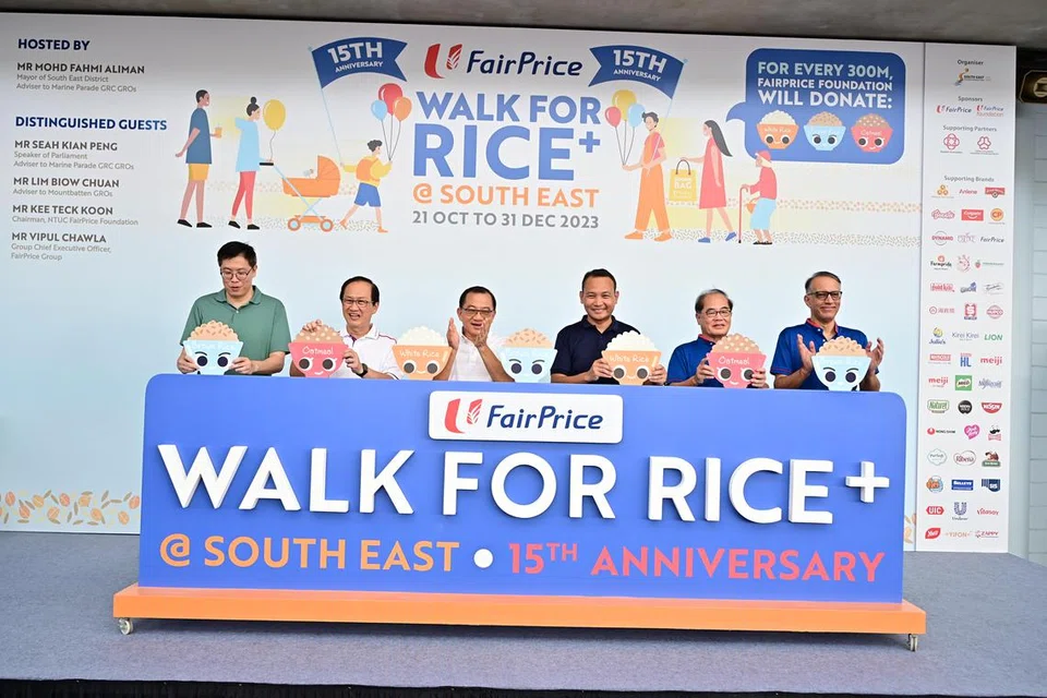 WALK FOR RICE+: (Dari kiri) Kumpulan Pengarah Persatuan Rakyat Encik Kia Siang Wei; Penasihat GRO Mountbatten, Encik Lim Biow Chua; Speaker Parlimen dan Penasihat GRC Marine Parade, Encik Seah Kian Peng; Mayor South East, Encik Fahmi Aliman; pengerusi Yayasan NTUC FairPrice, Encik Kee Teck Koon dan  Kumpulan CEO Kumpulan FairPrice, Encik Vipul Chawla, Group CEO, FairPrice Group telah melancarkan projek kemasyarakatan gaya hidup sihat.