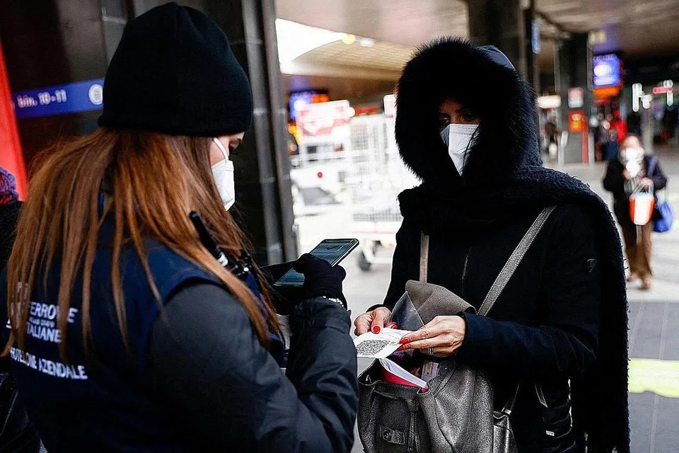 TUNJUK BUKTI: Seorang individu menunjukkan pas khas Covid-19 yang dipanggil 'Super Green Pass' sebelum dibenarkan menaiki kereta api di stesen kereta api utama, Termini, di Rome, Italy, selepas pemerintah negara itu memperketat peraturan ke atas mereka yang tidak divaksinasi pada 10 Januari lalu. - Foto REUTERS