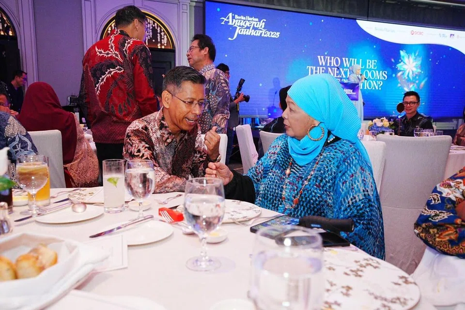 Dua pemenang Anugerah Jauhari Berita Harian, Encik Shahrin Abdol Salam (2023), dan Cik Som Said (2009).