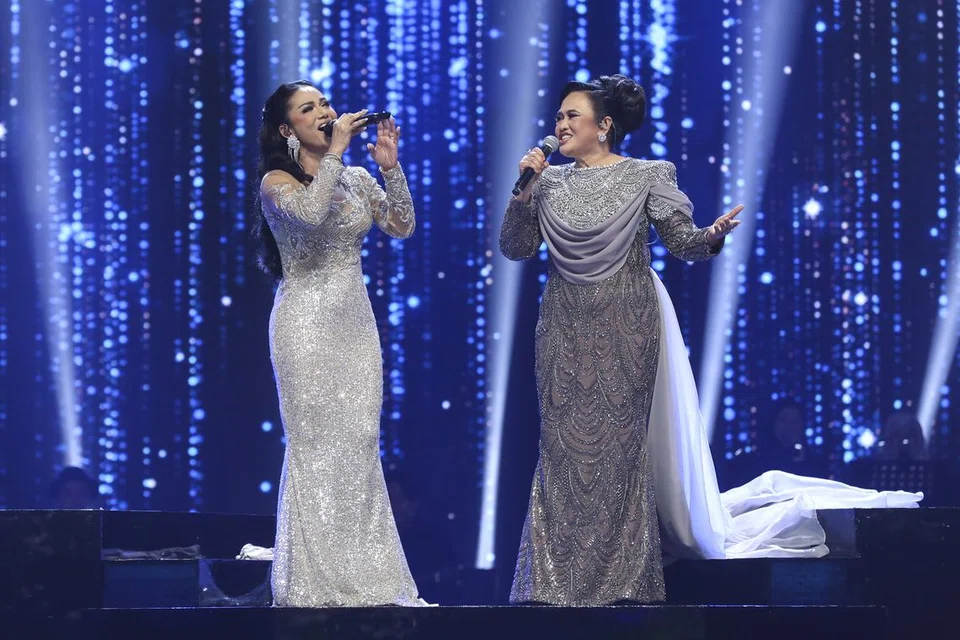 Kris Dayanti (kiri) menegaskan beliau tiada niat menunjukkan suaranya jauh lebih bertenaga daripada juara ‘Gegar Vaganza 11’, Liza Aziz, ketika menyampaikan lagu duet, ‘Cinta’. Beliau malah meyakinkan bahagian yang dinyanyikannya sama seperti versi asal lagu duetnya bersama Melly Goeslaw.