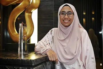 BERI DORONGAN: Pemilik Kowabunga! Global, Cik Nur Suliani Md Noor, berharap anugerah yang diterimanya dapat memberi inspirasi kepada wanita lain yang juga sedang memikirkan untuk cuba melakukan sesuatu yang baru. - Foto BH oleh KHALID BABA