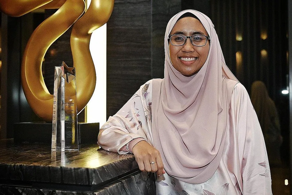 BERI DORONGAN: Pemilik Kowabunga! Global, Cik Nur Suliani Md Noor, berharap anugerah yang diterimanya dapat memberi inspirasi kepada wanita lain yang juga sedang memikirkan untuk cuba melakukan sesuatu yang baru. - Foto BH oleh KHALID BABA