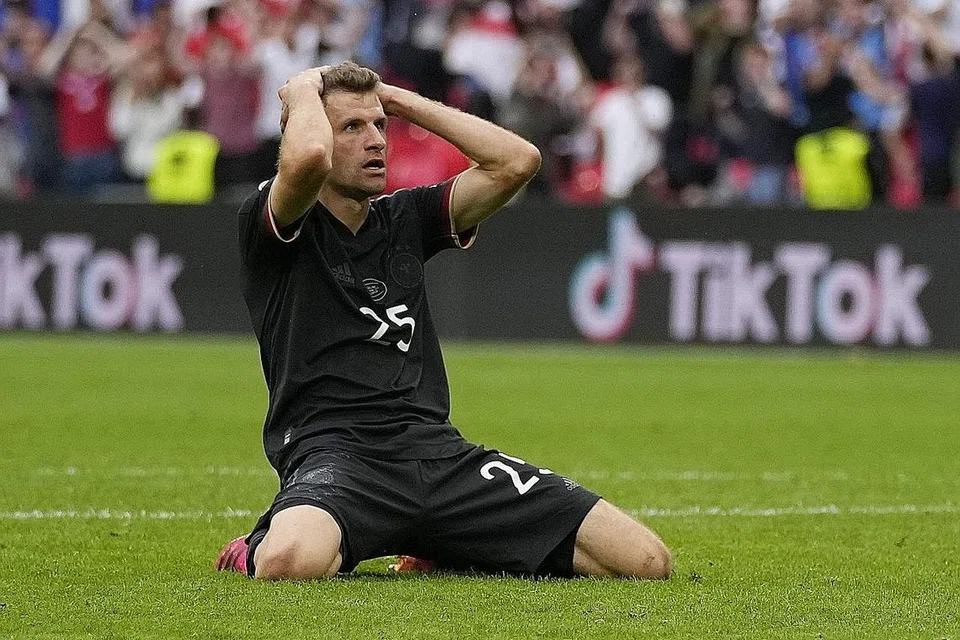 TERLEPAS PELUANG: Thomas Mueller terlepas peluang terbaik bagi menjaringkan gol, sembilan minit sebelum tamat permainan apabila percubaannya tersasar ketika England mendahului 1-0. - Foto REUTERS 
