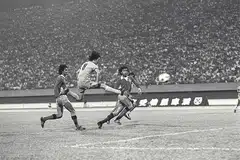 'PERMATA' BOLA SEPAK NEGARA: Allahyarham Mat Noh (tengah) ketika beraksi dalam Piala Malaysia menentang Kelantan di Stadium Negara pada 1975. - Foto fail