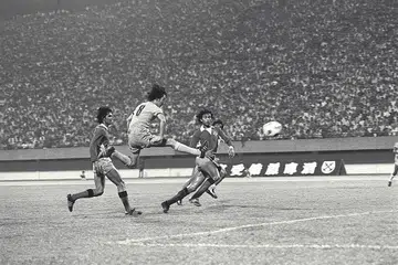 'PERMATA' BOLA SEPAK NEGARA: Allahyarham Mat Noh (tengah) ketika beraksi dalam Piala Malaysia menentang Kelantan di Stadium Negara pada 1975. - Foto fail