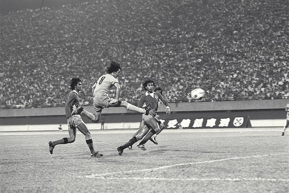'PERMATA' BOLA SEPAK NEGARA: Allahyarham Mat Noh (tengah) ketika beraksi dalam Piala Malaysia menentang Kelantan di Stadium Negara pada 1975. - Foto fail