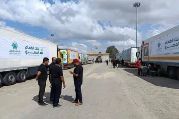 SIAP SEDIA: Trak-trak yang membawa bantuan kemanusiaan menunggu lampu hijau untuk dibenarkan masuk ke Gaza menerusi lintasan Rafah, bahagian wilayah Mesir.