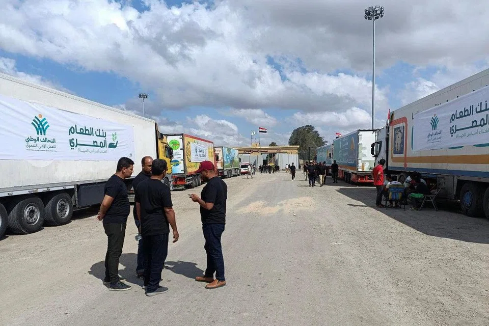 SIAP SEDIA: Trak-trak yang membawa bantuan kemanusiaan menunggu lampu hijau untuk dibenarkan masuk ke Gaza menerusi lintasan Rafah, bahagian wilayah Mesir.