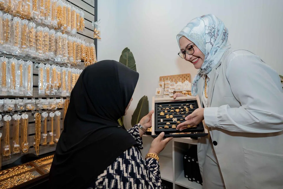 Cik Norhanis Abdullah, pemilik kedai Luxe Hanis, sedang melayani seorang pelanggan tetapnya.