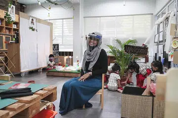 KONGSI PENGETAHUAN: Cik Nur Aisyah Jumadi yang sudah mempunyai 18 tahun pengalaman dalam sektor pendidikan awal kanak-kanak kini mahu cuba menjadi mentor kepada guru muda. - Foto BH oleh KELVIN CHNG