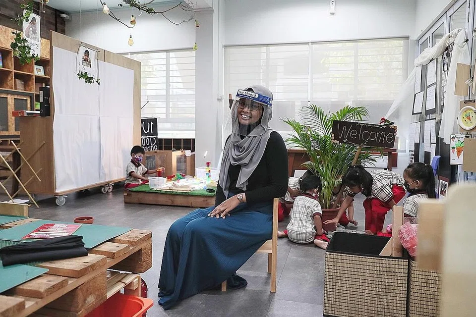 KONGSI PENGETAHUAN: Cik Nur Aisyah Jumadi yang sudah mempunyai 18 tahun pengalaman dalam sektor pendidikan awal kanak-kanak kini mahu cuba menjadi mentor kepada guru muda. - Foto BH oleh KELVIN CHNG