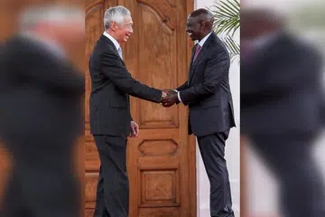SEMANGAT MUHIBAH: Kemesraan terpancar pada wajah Encik Lee Hsien Loong dan Presiden Kenya, Encik William Ruto, selepas sidang media bersama mereka di kediaman rasmi presiden, Statehouse, di ibu kota Nairobi pada Rabu. - Foto ZAOBAO