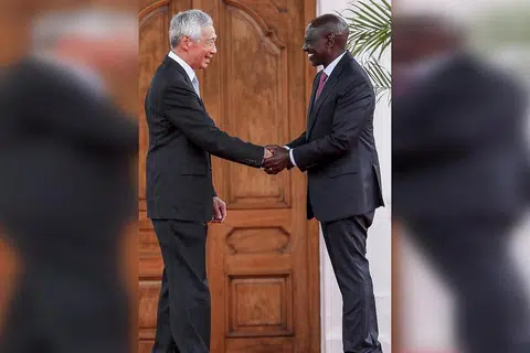 SEMANGAT MUHIBAH: Kemesraan terpancar pada wajah Encik Lee Hsien Loong dan Presiden Kenya, Encik William Ruto, selepas sidang media bersama mereka di kediaman rasmi presiden, Statehouse, di ibu kota Nairobi pada Rabu. - Foto ZAOBAO