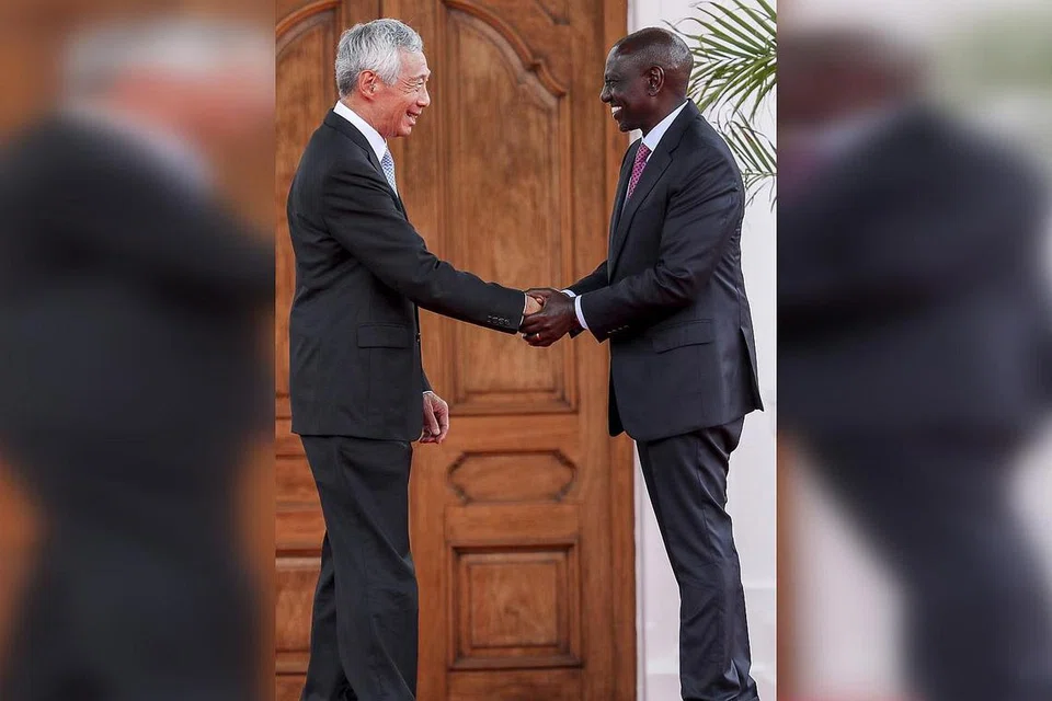 SEMANGAT MUHIBAH: Kemesraan terpancar pada wajah Encik Lee Hsien Loong dan Presiden Kenya, Encik William Ruto, selepas sidang media bersama mereka di kediaman rasmi presiden, Statehouse, di ibu kota Nairobi pada Rabu. - Foto ZAOBAO