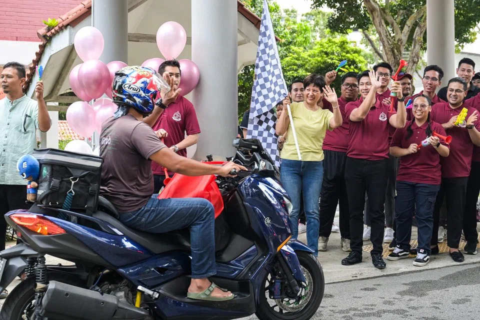 Menteri di Pejabat Perdana Menteri yang juga Menteri Kedua (Kewangan merangkap Pembangunan Negara), Cik Indranee Rajah melancarkan majlis ‘flag-off’ dari rakan pemandu Grab Singapore yang tampil sebagai relawan untuk mengagihkan pek habuan.