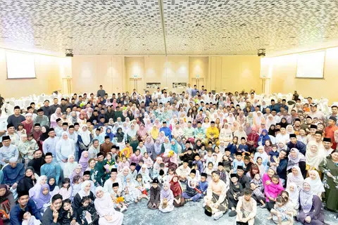 Kira-kira 400 ahli keluarga keturunan Encik Mohd Diah dan Cik Jumirah, serta Encik Abd Latiff dan Cik Kartimun berkumpul di HomeTeamNS Khatib pada 12 April untuk menyambut Hari Raya bersama-sama buat kali pertama sejak 2016.