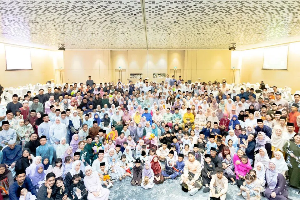 Kira-kira 400 ahli keluarga keturunan Encik Mohd Diah dan Cik Jumirah, serta Encik Abd Latiff dan Cik Kartimun berkumpul di HomeTeamNS Khatib pada 12 April untuk menyambut Hari Raya bersama-sama buat kali pertama sejak 2016.