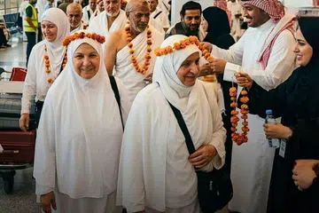 Jemaah haji Iran disambut mesra dengan kalungan bunga sebaik sahaja tiba di Arab Saudi untuk menunaikan ibadah haji 2026, di tengah konflik Asia Barat dan perang melibatkan Iran, Amerika Syarikat serta Israel.