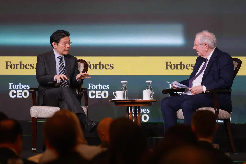 Perdana Menteri, Encik Lawrence Wong (kiri) dan Pengerusi merangkap Ketua Editor Forbes Media, Encik Steve Forbes, semasa Persidangan CEO Global Forbes di Hotel Shangri-La Singapore, pada 8 Oktober.