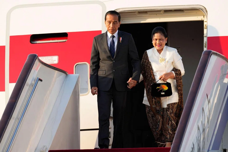 KUNJUNGAN KE CHINA: Presiden Indonesia, Encik Joko Widodo, dan isterinya, Cik Iriana Joko Widodo, tiba di Beijing pada Isnin untuk menghadiri Forum Perniagaan Indonesia-China pada Isnin.