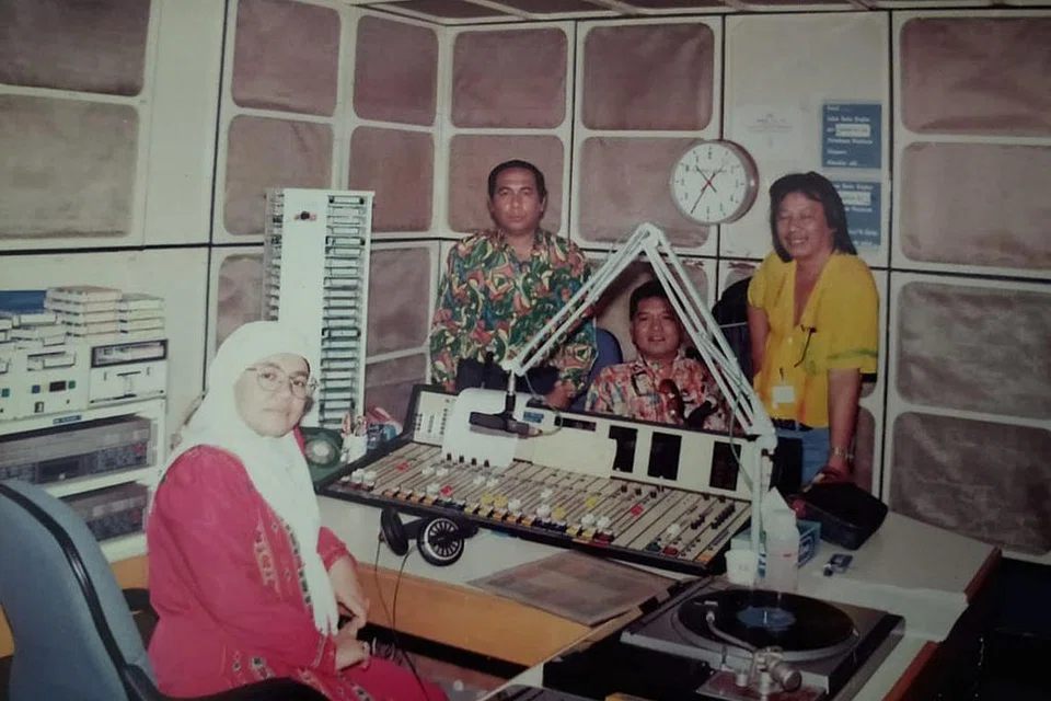 ZAMAN DULU-DULU: Noreha Bajuri dan tetamu undangan di konti radio. - Foto 1989 ihsan NOREHA BAJURI