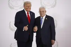 Presiden Amerika Syarikat Donald Trump dan Presiden  Palestin Mahmoud Abbas bergambar bersama semasa sidang kemuncak pemimpin dunia bagi menamatkan perang di Gaza, yang berlangsung di tengah-tengah perjanjian pertukaran tahanan-tebusan dan gencatan senjata yang diusahakan Amerika Syarikat antara Israel dan Hamas, di Sharm el-Sheikh, Mesir, pada 13 Oktober 2025. 