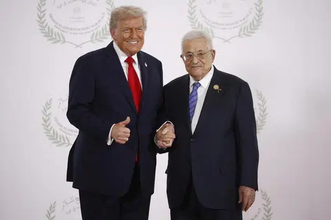 Presiden Amerika Syarikat Donald Trump dan Presiden  Palestin Mahmoud Abbas bergambar bersama semasa sidang kemuncak pemimpin dunia bagi menamatkan perang di Gaza, yang berlangsung di tengah-tengah perjanjian pertukaran tahanan-tebusan dan gencatan senjata yang diusahakan Amerika Syarikat antara Israel dan Hamas, di Sharm el-Sheikh, Mesir, pada 13 Oktober 2025. 