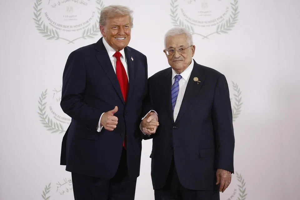 Presiden Amerika Syarikat Donald Trump dan Presiden  Palestin Mahmoud Abbas bergambar bersama semasa sidang kemuncak pemimpin dunia bagi menamatkan perang di Gaza, yang berlangsung di tengah-tengah perjanjian pertukaran tahanan-tebusan dan gencatan senjata yang diusahakan Amerika Syarikat antara Israel dan Hamas, di Sharm el-Sheikh, Mesir, pada 13 Oktober 2025. 