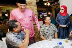 Datuk Yusof Haslam dan isterinya, Datin Patimah Ismail (kiri) meraikan tetamu pada majlis rumah terbuka di kediamannya, di Taman Melawati, pada 1 Mei.