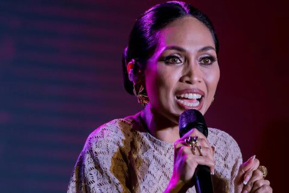 Dayang Nurfaizah adalah contoh bintang masa kini yang tidak lupakan irama tradisional dan lagu lama yang diberi sentuhan peribadi seperti lagu ‘Jikalau Abang Merindu’ dan ‘Umpan Jinak Di Air Tenang’.